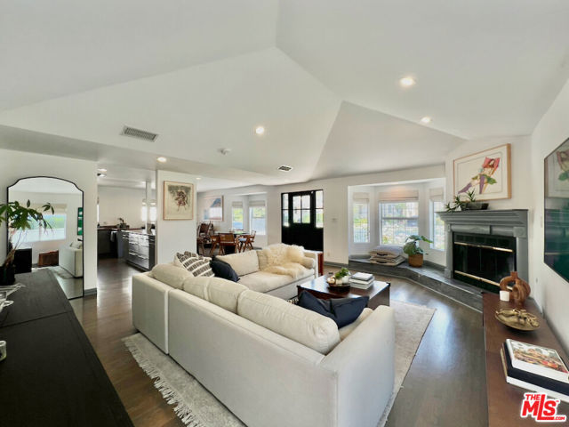 18033 Rosita Street, Encino CA: https://media.crmls.org/mediaz/0e0eb05a-9dd0-478d-8b56-c4f628686c05.jpg