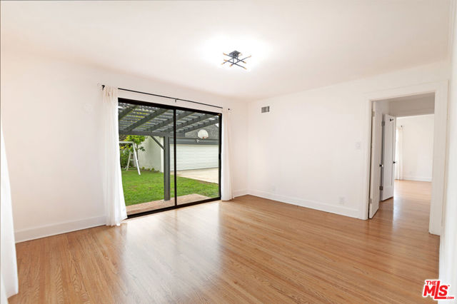 449 S Citrus Avenue, Los Angeles CA: https://media.crmls.org/mediaz/0e0eb2bf-b1cc-44cd-bcd9-32f8253b2cac.jpg