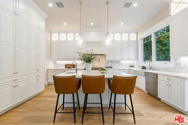 4439 Petit Avenue photo 5