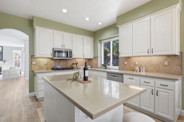 Detail Gallery Image 15 of 68 For 1921 Cresthaven Dr, Vista,  CA 92084 - 4 Beds | 3 Baths