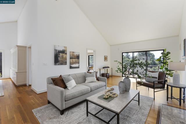 25 Watchwood Ct, Orinda CA: https://media.crmls.org/mediaz/0e0ff1c4-6c40-412e-abbc-64587d1470ff.jpg