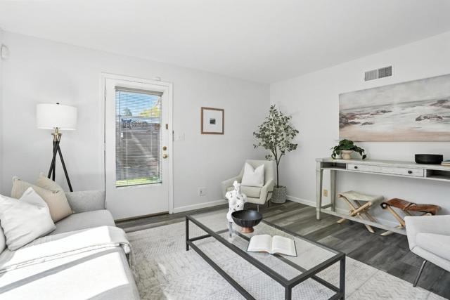 946 Laguna Avenue, Burlingame CA: https://media.crmls.org/mediaz/0e0ff4c2-46cb-4c96-bfeb-0a2649c42380.jpg