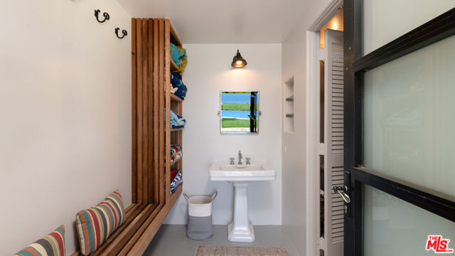 23806 Malibu Crest Drive, Malibu CA: https://media.crmls.org/mediaz/0e102976-7227-47a9-8cf0-0d6ce44e20e4.jpg