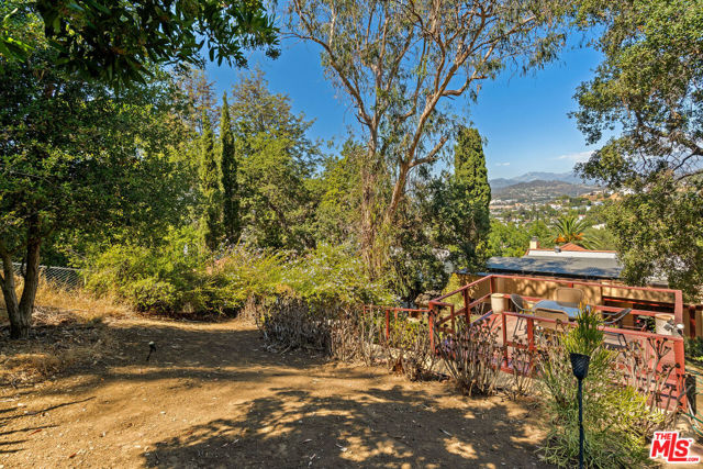 1441 Columbia Drive, Glendale CA: https://media.crmls.org/mediaz/0e109ab9-90e1-408b-a40f-109c9c4becc6.jpg