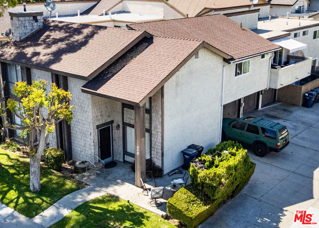 309 Utica Avenue, Huntington Beach CA: https://media.crmls.org/mediaz/0e10ea46-cc45-4e6f-9038-8034ca996267.jpg