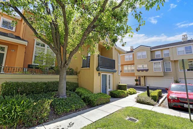 3463 Ellery Cmn, Fremont CA: https://media.crmls.org/mediaz/0e117cda-07b6-42f1-8071-13dfb6f252d4.jpg