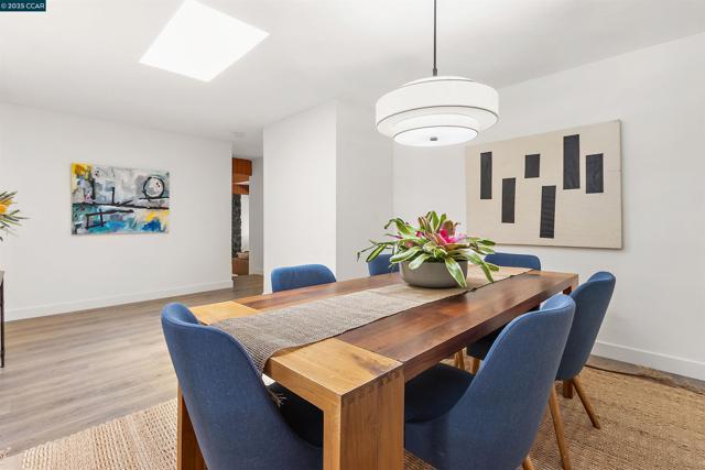 220 Devonshire Ct, Pleasant Hill CA: https://media.crmls.org/mediaz/0e11a533-d1cf-46e6-b100-934bf751e3d8.jpg