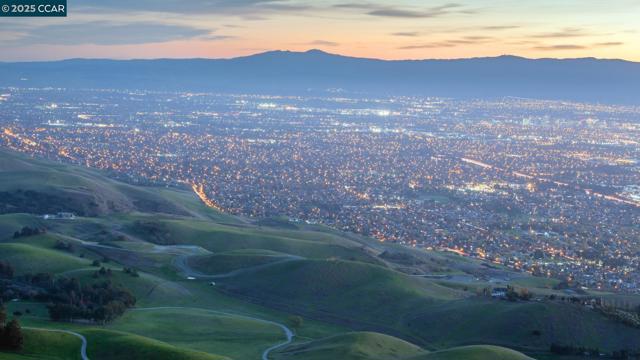 1817 Passage Street, Milpitas CA: https://media.crmls.org/mediaz/0e126553-d7a5-4ef9-9321-365e9439c2f6.jpg