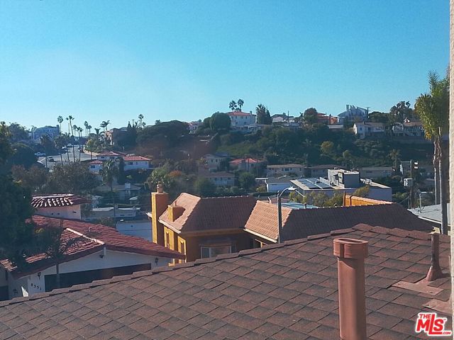 8352 Zitola Terrace, Playa del Rey CA: https://media.crmls.org/mediaz/0e12e075-e25e-459c-820f-2eea0d871ce5.jpg
