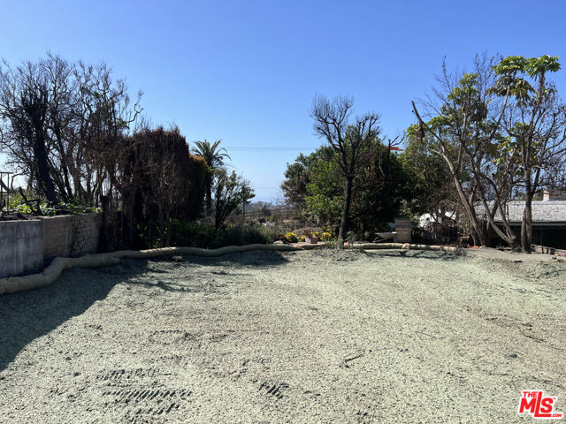16541 Akron Street, Pacific Palisades CA: https://media.crmls.org/mediaz/0e13101a-3f41-4870-b6f3-07c2855fcade.jpg