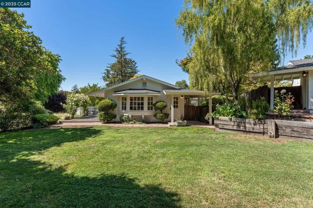 645 Los Palos Dr, Lafayette CA: https://media.crmls.org/mediaz/0e1389cf-8fb2-4a2b-88eb-206aebeff52d.jpg