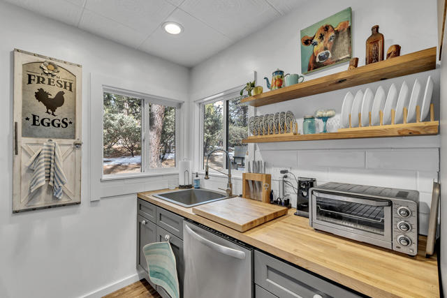 53125 Overlook Drive, Idyllwild CA: https://media.crmls.org/mediaz/0e13cf7f-568d-4ea9-b8b8-791b1a71e4aa.jpg