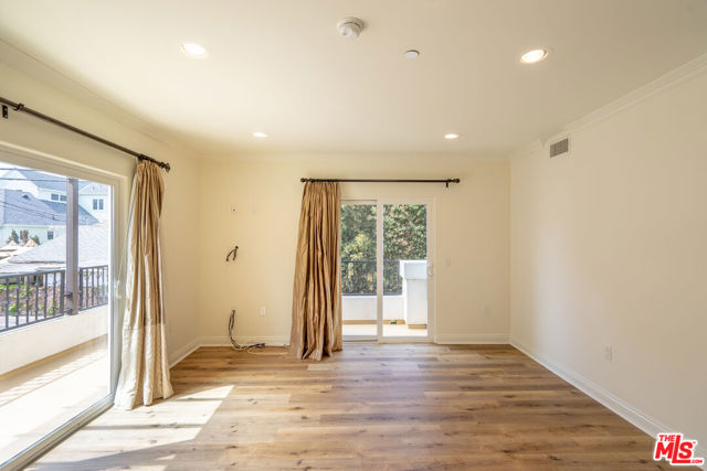 1529 S BEVERLY Drive, Los Angeles CA: https://media.crmls.org/mediaz/0e141342-9d04-4bbd-92f1-132b6b9b26a8.jpg