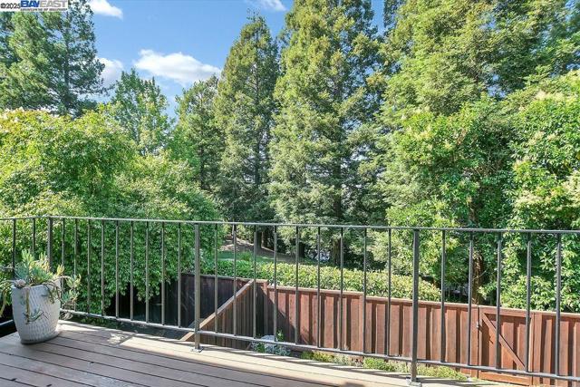 235 Via Pinada Ln, Martinez CA: https://media.crmls.org/mediaz/0e149cfd-aaef-459f-8f97-db8e8d54b044.jpg