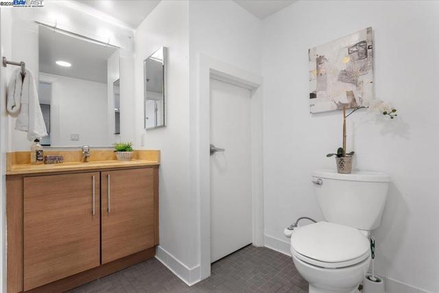 226 2nd St, Oakland CA: https://media.crmls.org/mediaz/0e14f510-d894-4d20-8cc1-1f19777d4442.jpg