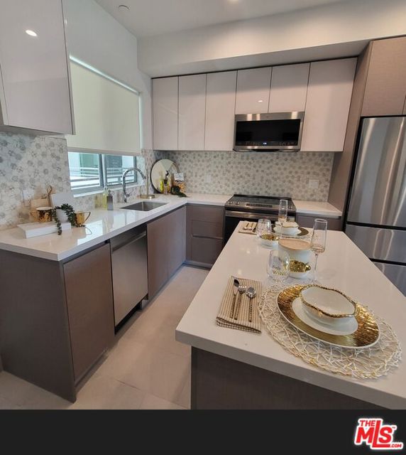 750 S Kingsley Drive, Los Angeles CA: https://media.crmls.org/mediaz/0e15fd21-496c-4a46-be35-dc81e24da3b0.jpg