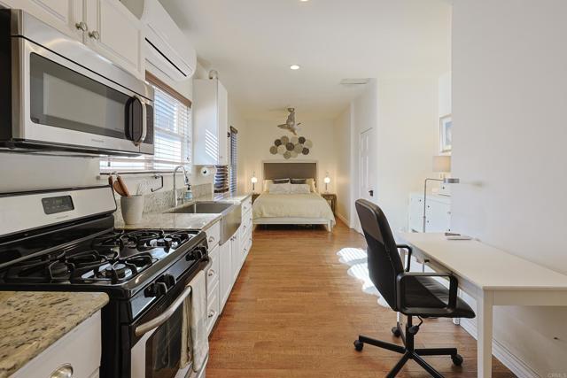 Detail Gallery Image 8 of 21 For 205 .5 C Ave, Coronado,  CA 92118 - 1 Beds | 1 Baths