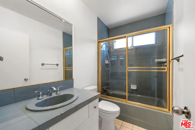 222 7th Street, Santa Monica CA: https://media.crmls.org/mediaz/0e1713c9-e5b9-421b-97b5-739f874e925b.jpg