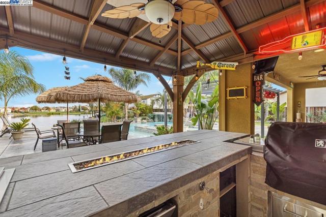 1050 Clear Lake Dr, Oakley CA: https://media.crmls.org/mediaz/0e18cebc-629a-4c38-a2d1-370ba0bedad9.jpg