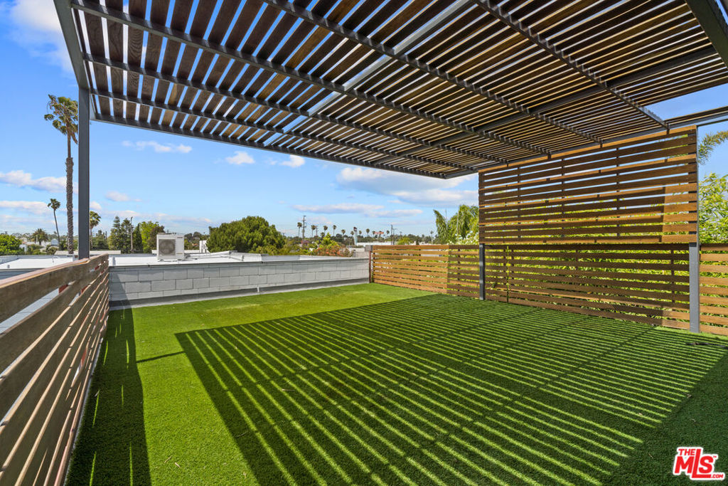 https://media.crmls.org/mediaz/0e18ea62-84a6-4e13-8134-abb9c261f0a2.jpg?preset=X-Large