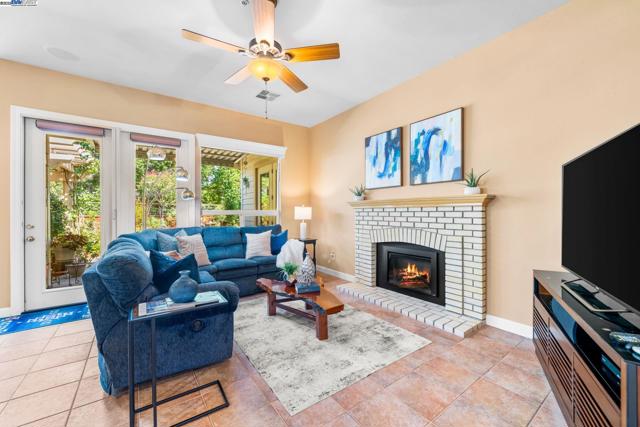 444 Cabonia Ct, Pleasanton CA: https://media.crmls.org/mediaz/0e191e71-0796-4d4d-9a9c-112266b1c12a.jpg
