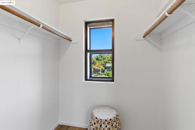 5321 Miles Ave, Oakland CA: https://media.crmls.org/mediaz/0e197dcc-d73d-43a0-a949-ed96e75285b4.jpg