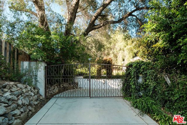 21316 Encina Road, Topanga CA: https://media.crmls.org/mediaz/0e19afd0-5b58-4f85-bf7f-1c9cd8c1e4f2.jpg