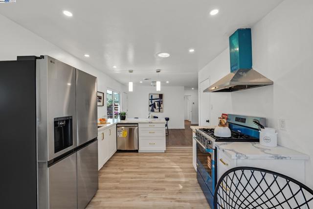 15833 Via Toledo, San Lorenzo CA: https://media.crmls.org/mediaz/0e1b272d-ec87-4430-80c7-c3943761a8c2.jpg