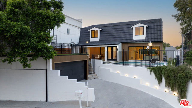 5132 Escobedo Drive, Woodland Hills CA: https://media.crmls.org/mediaz/0e1b74da-b59a-4976-9aee-d36dde13a53e.jpg