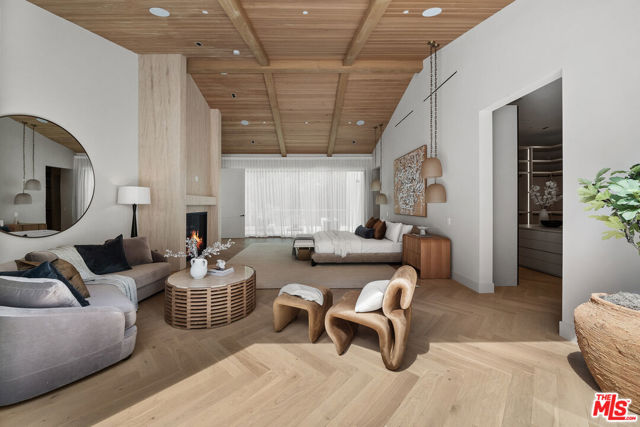 10950 Verano Road, Los Angeles CA: https://media.crmls.org/mediaz/0e1b958a-6173-4152-a7d4-07d5f0cd13b3.jpg