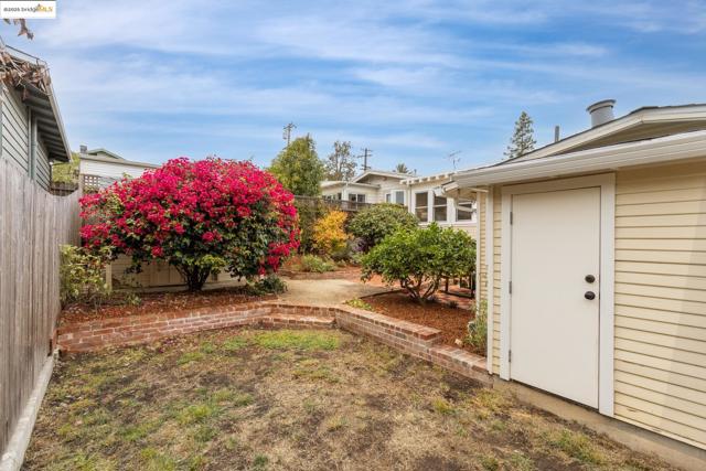 2941 Madeline St, Oakland CA: https://media.crmls.org/mediaz/0e1c4b5f-fa1e-43b4-8884-4090558507a2.jpg