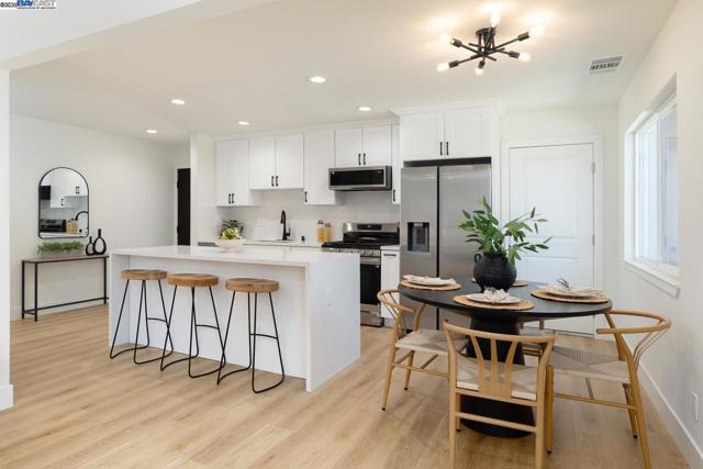 40186 Barbara St, Fremont CA: https://media.crmls.org/mediaz/0e1c4eb5-b26d-4e80-a49f-686a7ab28001.jpg