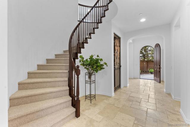5527 Alexandrine Ct, Oceanside CA: https://media.crmls.org/mediaz/0e1c68bd-3e36-47ee-8b69-21408688d3f3.jpg