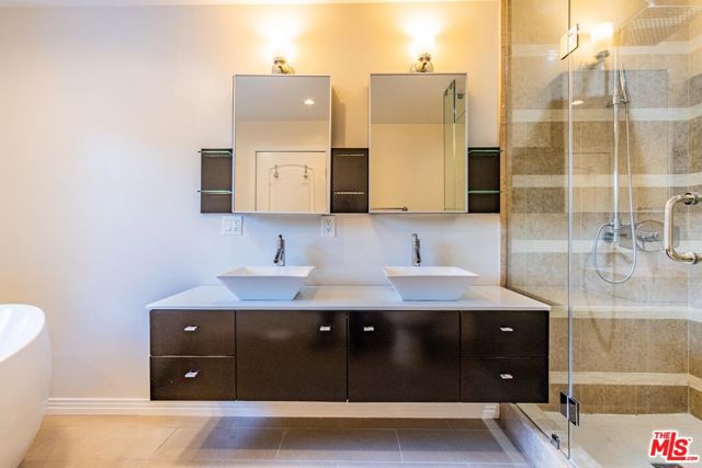 619 N RODEO Drive, Beverly Hills CA: https://media.crmls.org/mediaz/0e1cc1c2-f2d1-4c46-9007-0d1799361eb1.jpg
