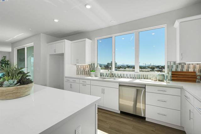 2388 Stanford Street, Alameda CA: https://media.crmls.org/mediaz/0e1d49ac-603d-4c83-9a5e-d74e5d855875.jpg