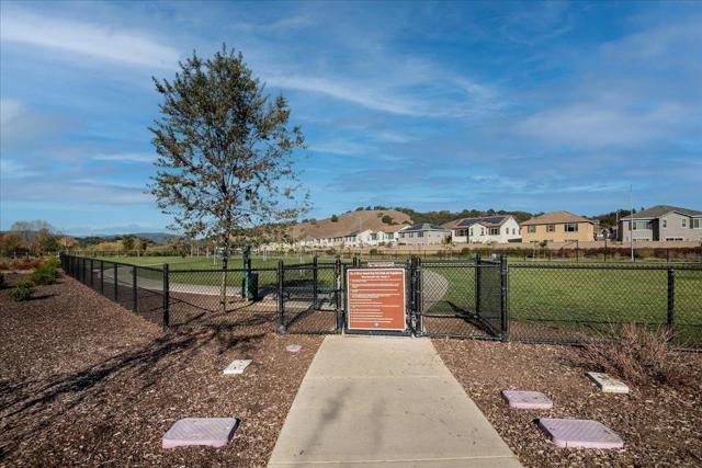738 Sullivan Way, Gilroy CA: https://media.crmls.org/mediaz/0e1d6305-58d3-4020-904c-89b39d6f5204.jpg
