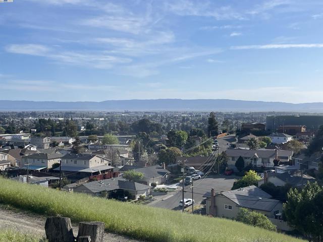 19975 JOHN DR, Castro Valley CA: https://media.crmls.org/mediaz/0e1d6b3a-306d-416d-b293-73914a4174ac.jpg