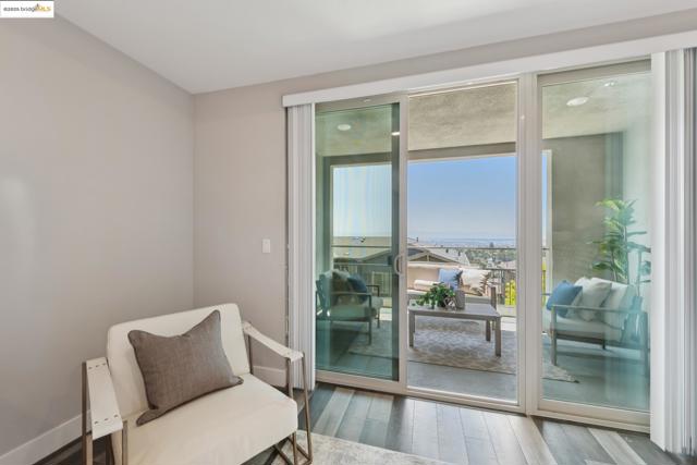 6757 Skyview Dr, Oakland CA: https://media.crmls.org/mediaz/0e1dce13-bc90-4a2c-9f03-9c11bc787d10.jpg