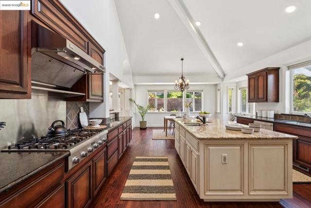 3244 Ridgeview PL, Hayward CA: https://media.crmls.org/mediaz/0e212c35-dc31-4dea-a2f4-32dc0c8b0ac7.jpg