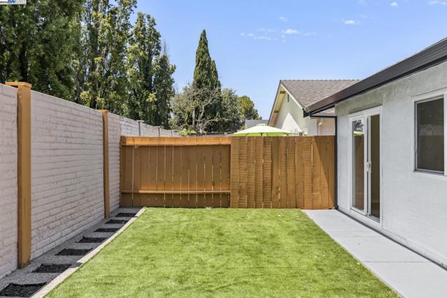32555 Lake Bridgeport St, Fremont CA: https://media.crmls.org/mediaz/0e215efc-91c6-47f4-adcf-9e5a9953a301.jpg