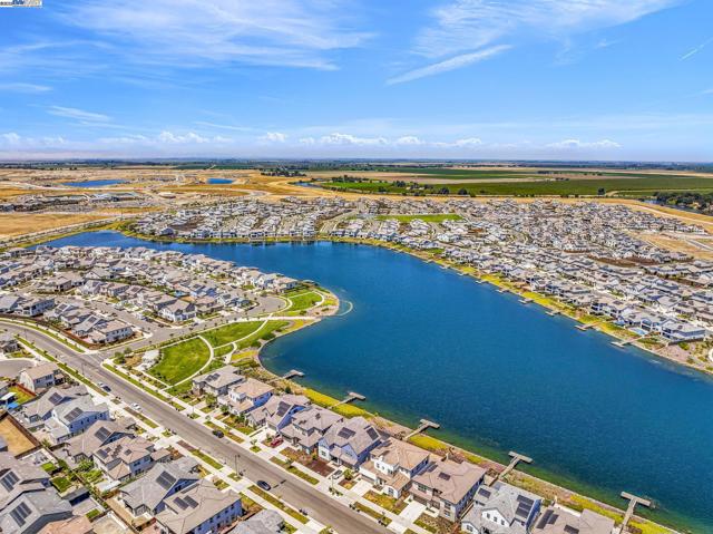 2859 Wylin Blvd, Lathrop CA: https://media.crmls.org/mediaz/0e22b181-2acc-4b75-a204-519de2ebcfe5.jpg