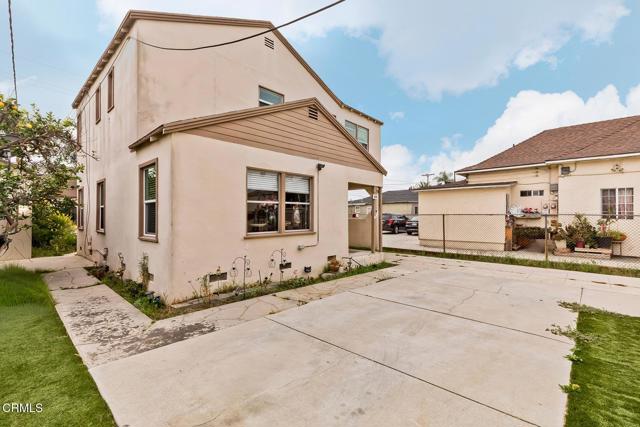 426 W Arbor Vitae Street, Inglewood CA: https://media.crmls.org/mediaz/0e230df1-4d01-4871-9510-a999d9b772e6.jpg