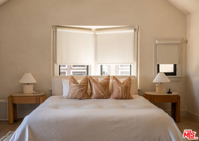 1715 S Kingsley Drive, Los Angeles CA: https://media.crmls.org/mediaz/0e23e1c2-5a5f-4adf-929d-4c9308cbb1e8.jpg