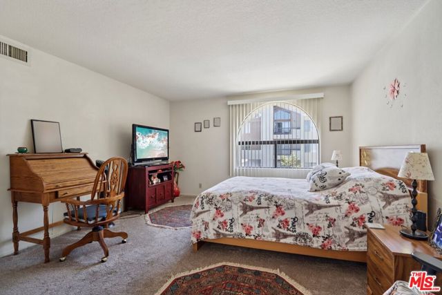 21620 Burbank Boulevard, Woodland Hills CA: https://media.crmls.org/mediaz/0e249fbc-b601-4fa0-bfd9-6e98b23db032.jpg