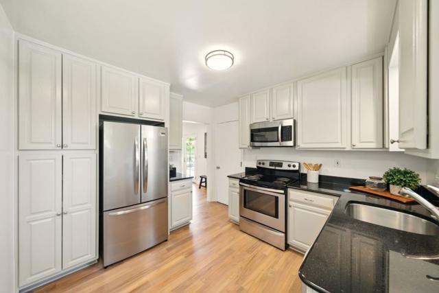 1405 Oakhurst Avenue, San Carlos CA: https://media.crmls.org/mediaz/0e24a25a-005c-48a3-9b99-72b85dcac04c.jpg