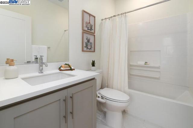 37468 Bowline Rd, Newark CA: https://media.crmls.org/mediaz/0e24d85e-e8ea-44a1-bd86-980ae4deb2d5.jpg