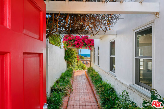30830 Broad Beach Road, Malibu CA: https://media.crmls.org/mediaz/0e25d70f-525d-4c18-bc0a-91fa2d2b0f1a.jpg