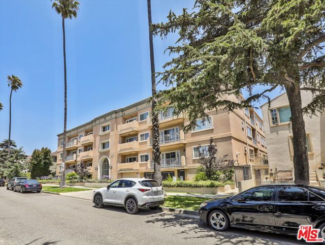 937 12th Street, Santa Monica CA: https://media.crmls.org/mediaz/0e25dcbc-5806-4cca-b515-e40d2108ba06.jpg