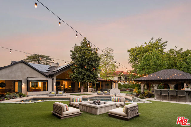 17352 Magnolia Boulevard, Encino CA: https://media.crmls.org/mediaz/0e274ca6-f13a-44be-87e4-fb9e98e25462.jpg