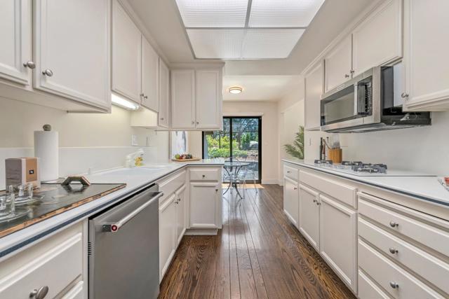 700 Sand Hill Circle, Menlo Park CA: https://media.crmls.org/mediaz/0e27d3da-4c1f-44f8-a2ff-139cd742e303.jpg